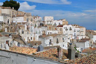 Blick über die Dächer von Monte Sant Angelo